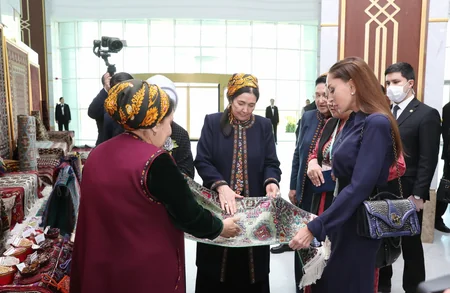 Mehriban Əliyeva Türkmənbaşı şəhərində təsviri və dekorativ sənət əsərlərindən ibarət sərgilərlə tanış olub