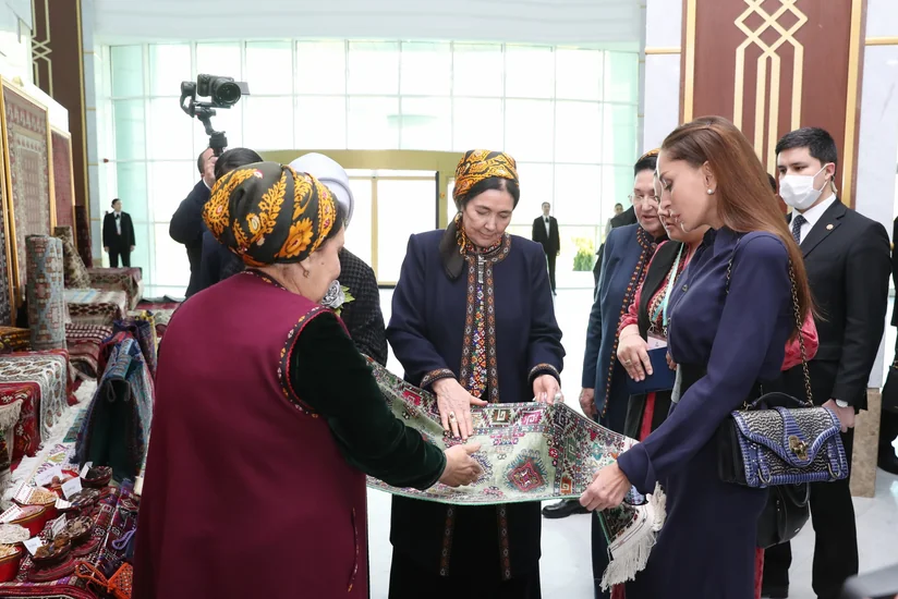 First Lady of Azerbaijan Mehriban Aliyeva views exhibitions of fine and decorative arts in city of Turkmenbashi