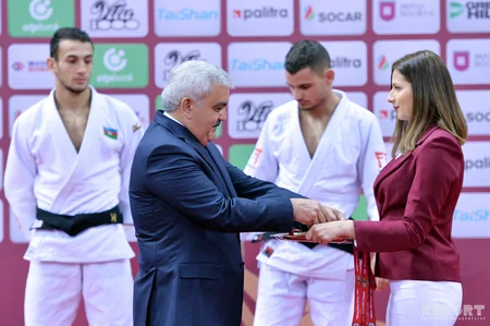 Rövnəq Abdullayev Böyük Dəbilqə turnirində bürünc medal qazanan Azərbaycan cüdoçusunu mükafatlandırıb - FOTO