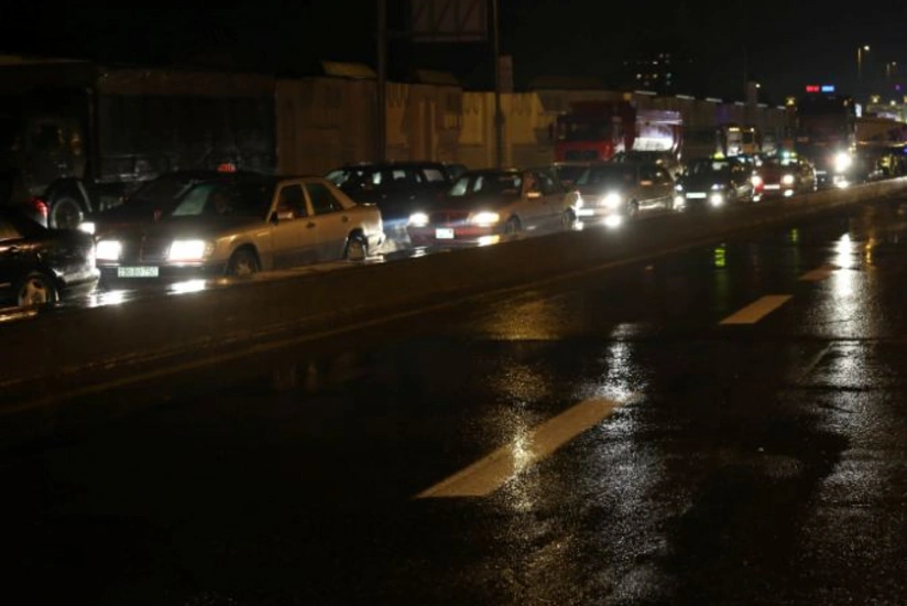 Ağstafada sürücünün dönmə işığını yandırmaması qəzaya səbəb olub, 3 nəfər yaralanıb