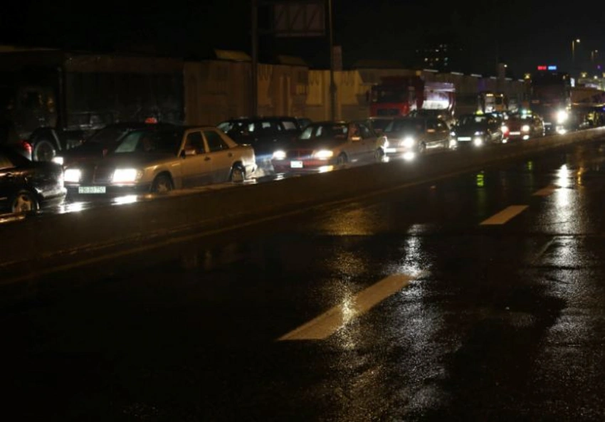 Ağstafada sürücünün dönmə işığını yandırmaması qəzaya səbəb olub, 3 nəfər yaralanıb