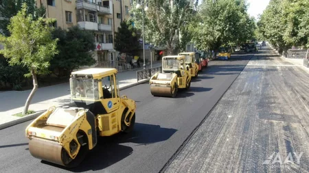 Bakının Mikayıl Müşfiq küçəsində asfaltlanma işləri icra olunur