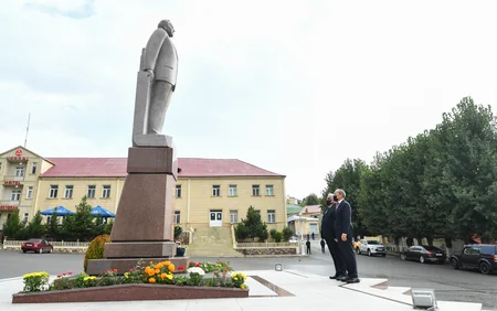 İqtisadiyyat naziri dəmir filizi və qızıl yataqları ilə tanış olub
