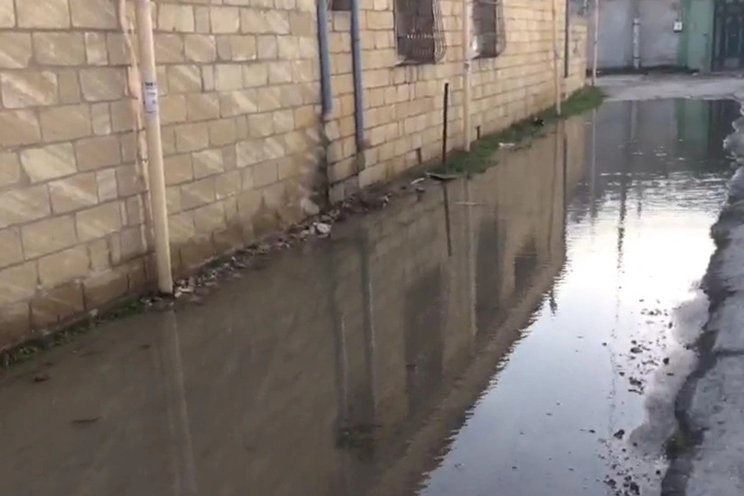 Abşeronda su borusunun partlaması səbəbindən küçələri su basıb - VİDEO