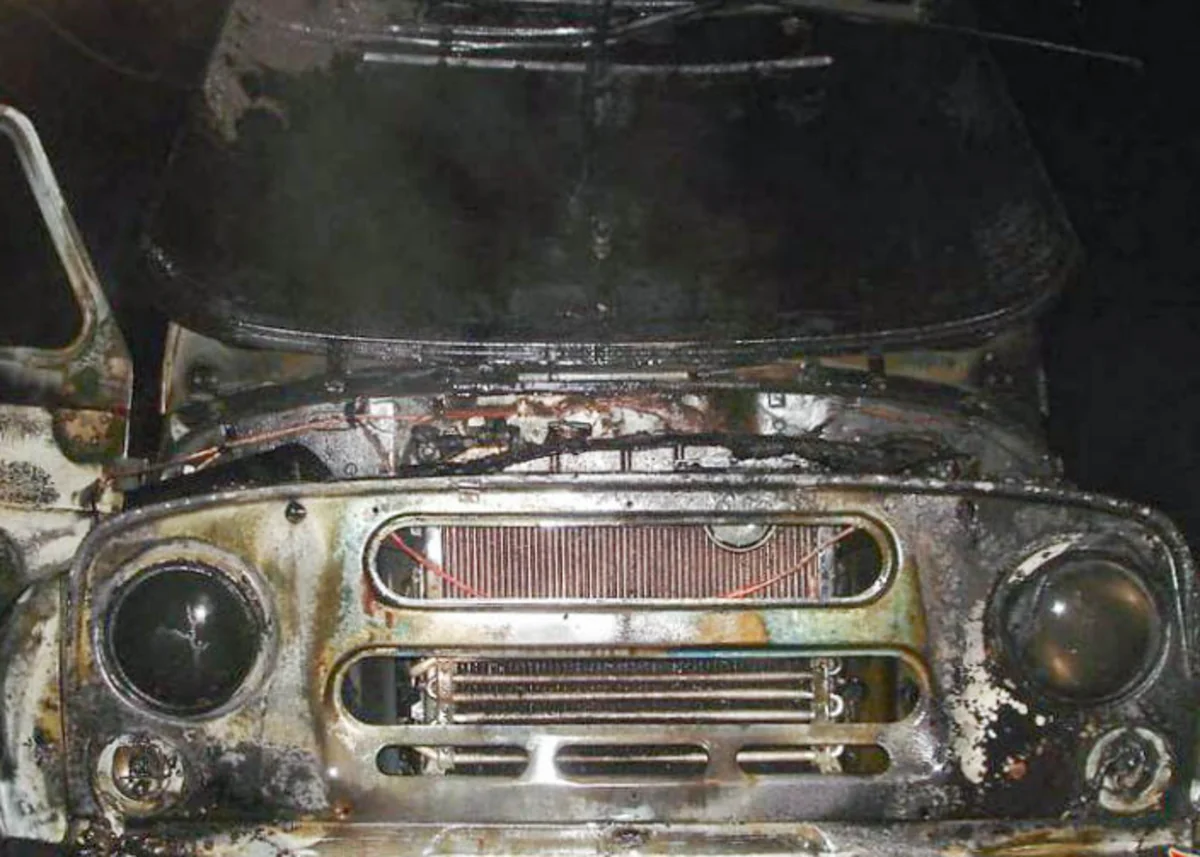 Bakıda UAZ markalı minik avtomobili yanıb