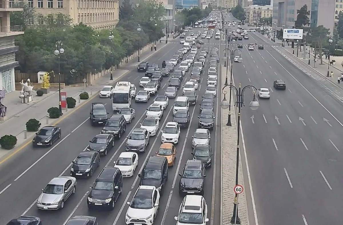 Bakının bir sıra yollarında tıxac yaranıb - SİYAHI