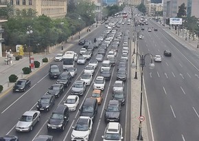 В Баку на нескольких улицах и проспектах затруднено движение транспорта