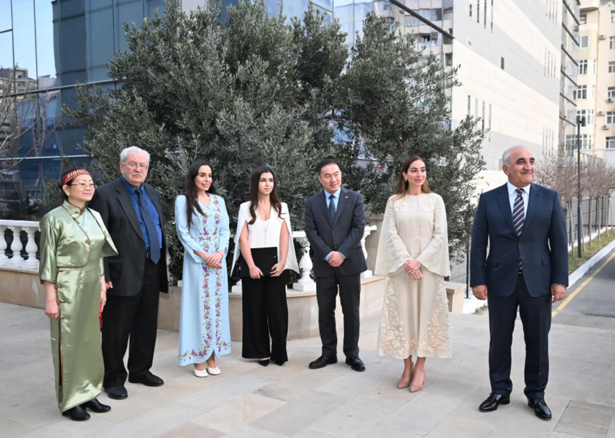Leyla Aliyeva and Arzu Aliyeva meet with students receiving distance Chinese language education at UNEC