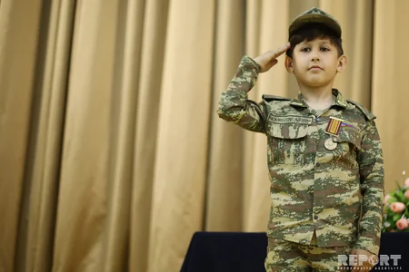 Aprel döyüşlərində şəhid olan hərbçilərin təltif olunduqları medallar ailə üzvlərinə təqdim edilib - FOTO