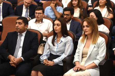 Rövşən Nəcəf SOCAR-a işə qəbul olunan BANM-ın 31 məzunu ilə görüşüb