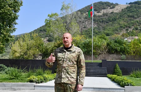 Prezident İlham Əliyev Laçın şəhərində Azərbaycan Bayrağını ucaldıb