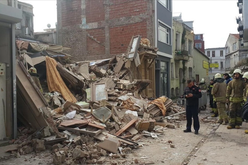 В центре Стамбула рухнуло трехэтажное здание