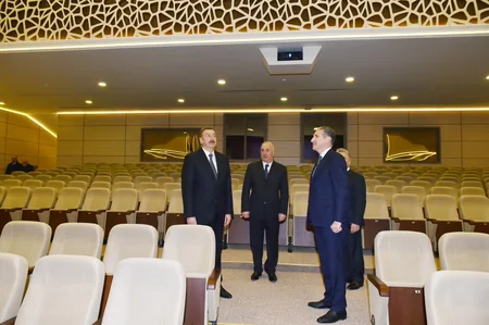 Dövlət başçısı Sumqayıtda “Kimyaçı” Mədəniyyət Sarayında yaradılan şəraitlə tanış olub