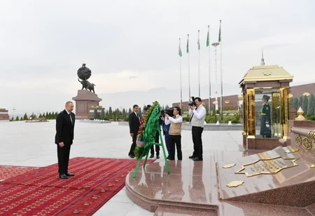President Ilham Aliyev visits memorial complex People's memory’ in Ashgabat