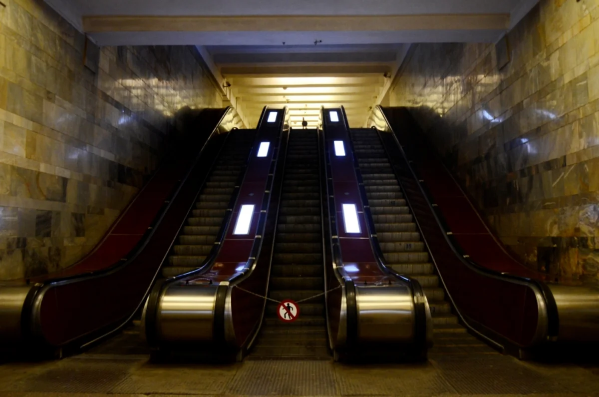20 Yanvar metro stansiyasının bir girişi bağlanır