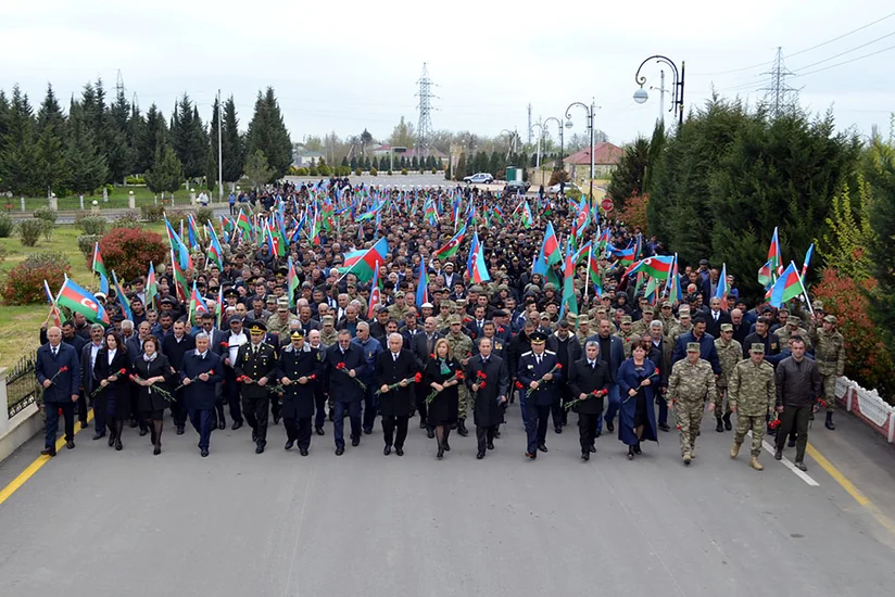 Вторую годовщину апрельских боев отметили победным шествием