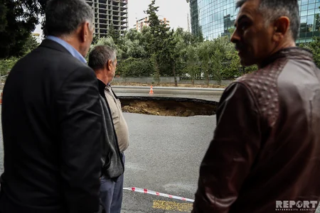 Bakıda kanalizasiya xətti partladı, “Azəravtoyol”un çəkdiyi yol çökdü - FOTO