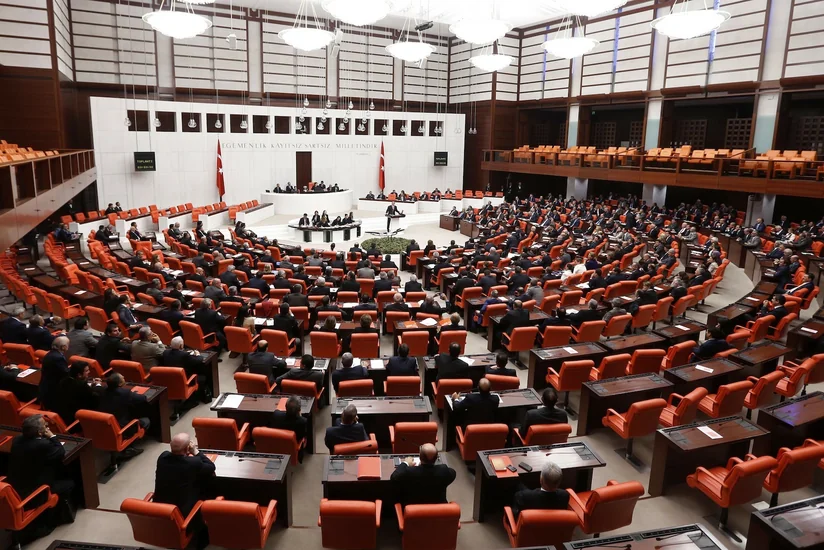 ​Türkiyə parlamenti deputatların toxunulmazlığının ləğv edilməsi layihəsinə səs verib