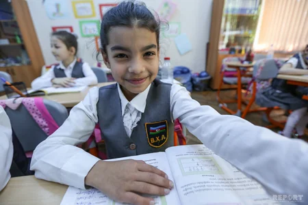 Musiqi səsləri, dəhlizdə gəzişən kiçik balerinalar - REPORTAJ