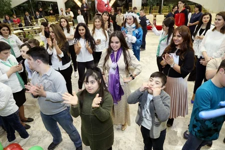 Heydər Əliyev Fondunun vitse-prezidenti Leyla Əliyeva daun sindromlu uşaqlar üçün təşkil olunan şənlikdə iştirak edib - FOTO