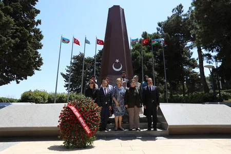 Türkiyəli nazir Fəxri və Şəhidlər xiyabanlarını ziyarət edib