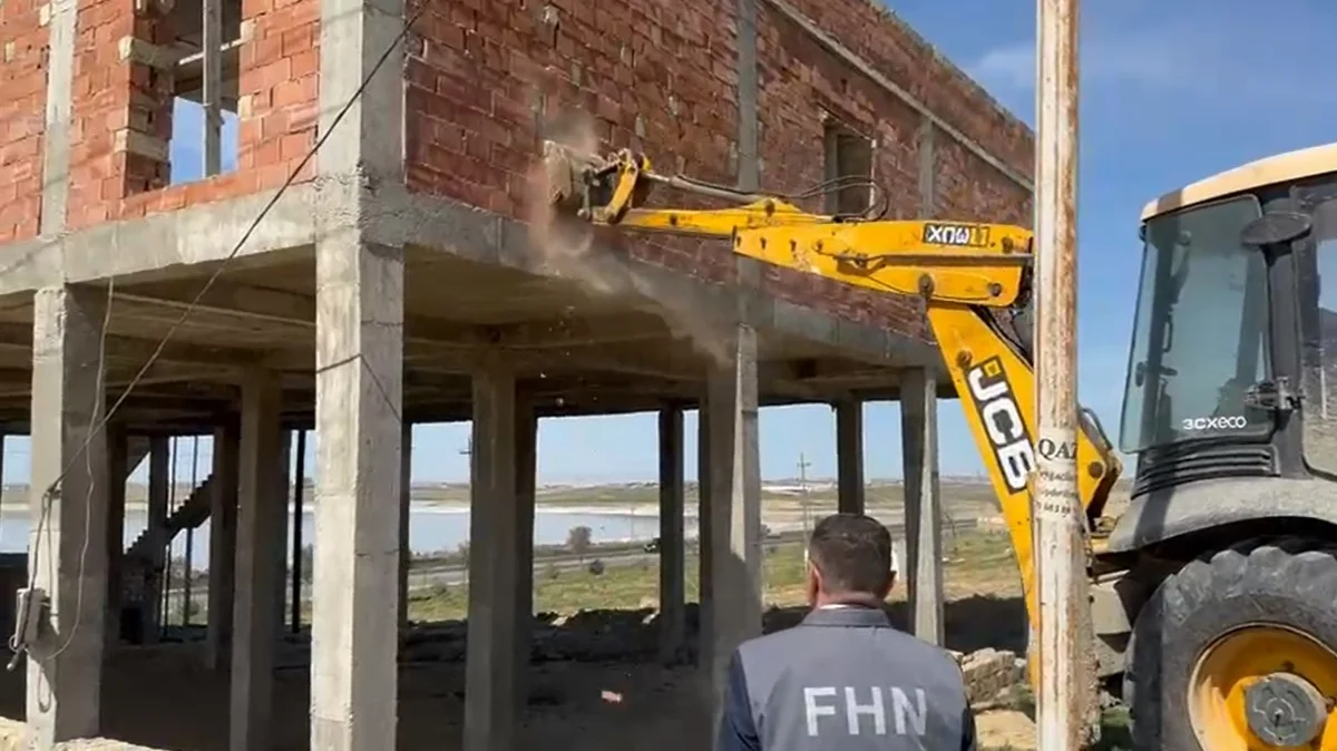 Abşeronda qanunsuz tikililər sökülüb