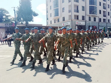 Silahlı Qüvvələr Günündə hərbi orkestrlərin müşayiəti ilə yürüşlər keçirilib