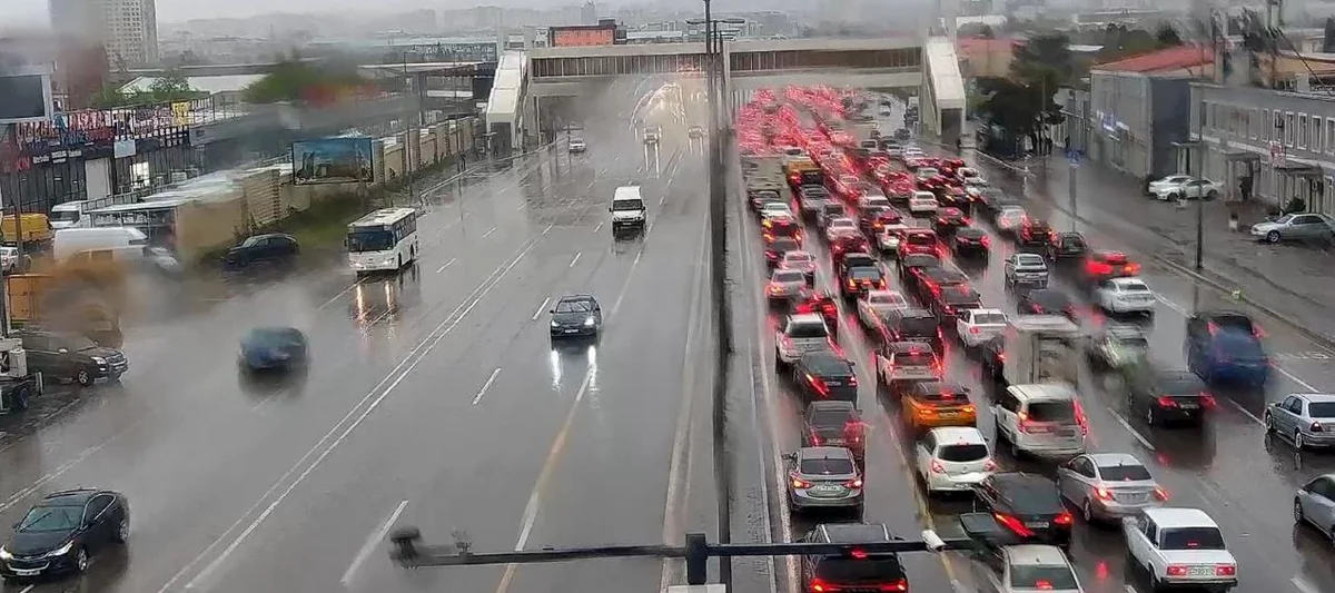 Əlverişsiz hava ilə əlaqəli yollardakı vəziyyət açıqlanıb