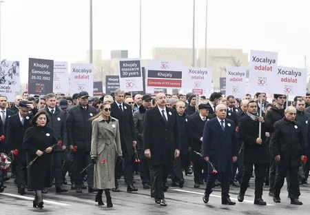 Xocalı soyqırımının 30-cu ildönümü ilə əlaqədar Bakıda ümumxalq yürüşü keçirilib,  İlham Əliyev və Mehriban Əliyeva yürüşdə iştirak edib