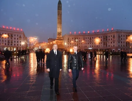 Prezident İlham Əliyev Minskdə “Qələbə” meydanını ziyarət edib