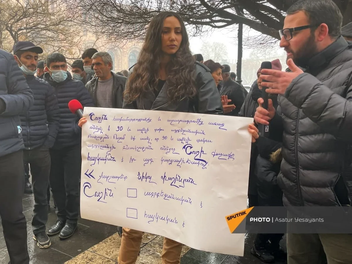 Nikol Paşinyanın tərəfdarları qadın jurnalistə hücum çəkdi