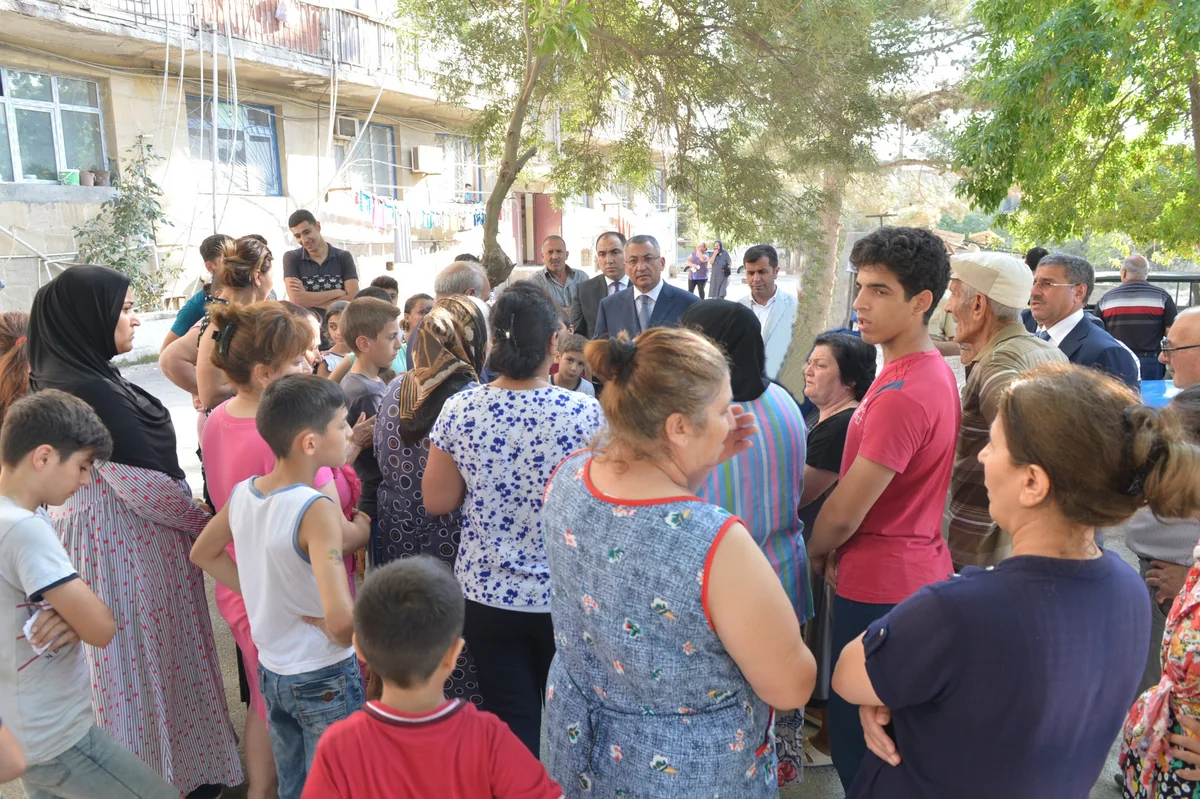 Rövşən Rzayev yataqxanada məskunlaşmış məcburi köçkünlərlə görüşüb