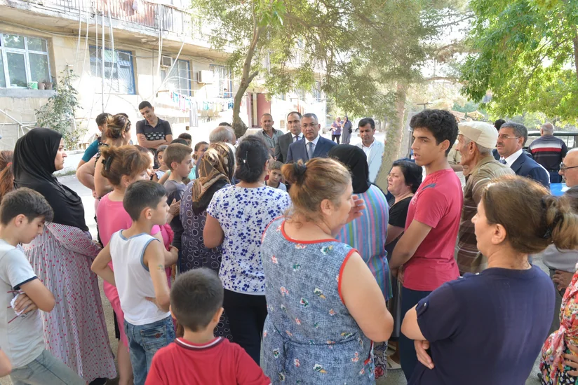 Rövşən Rzayev yataqxanada məskunlaşmış məcburi köçkünlərlə görüşüb