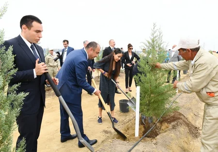 Prezident İlham Əliyev ulu öndər Heydər Əliyevin doğum gününə həsr olunan ağacəkmə aksiyasında iştirak edib - YENİLƏNİB