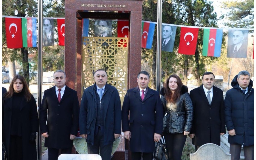 Azərbaycanın Türkiyədəki səfirliyinin kollektivi Ankarada Rəsulzadənin məzarını ziyarət edib