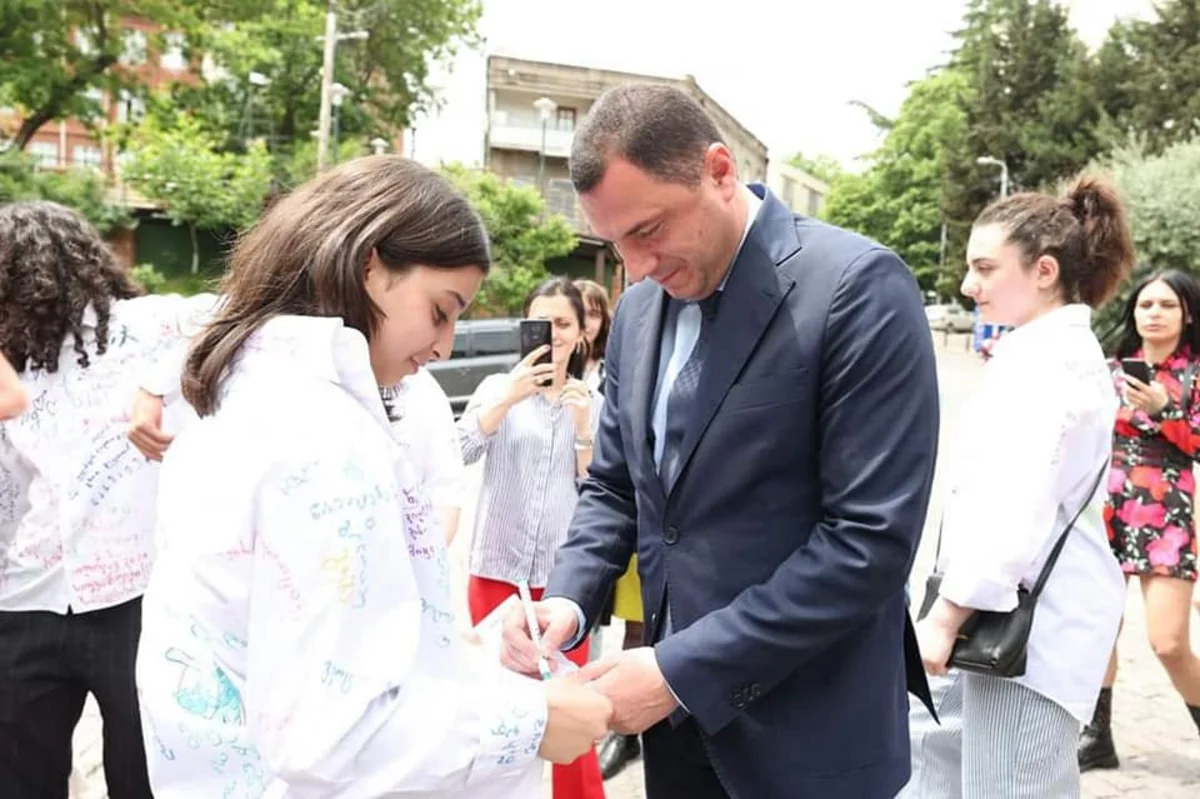 Gürcüstanın təhsil və elm naziri tədrisi Azərbaycan dilində aparılan məktəbdə buraxılış tədbirinə qatılıb