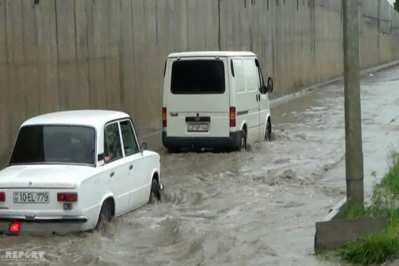 Goranboya yağan güclü yağış maşınların hərəkətində problem yaradıb - FOTO