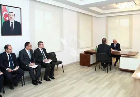 İqtisadiyyat naziri Biləsuvarda vətəndaşları qəbul edib