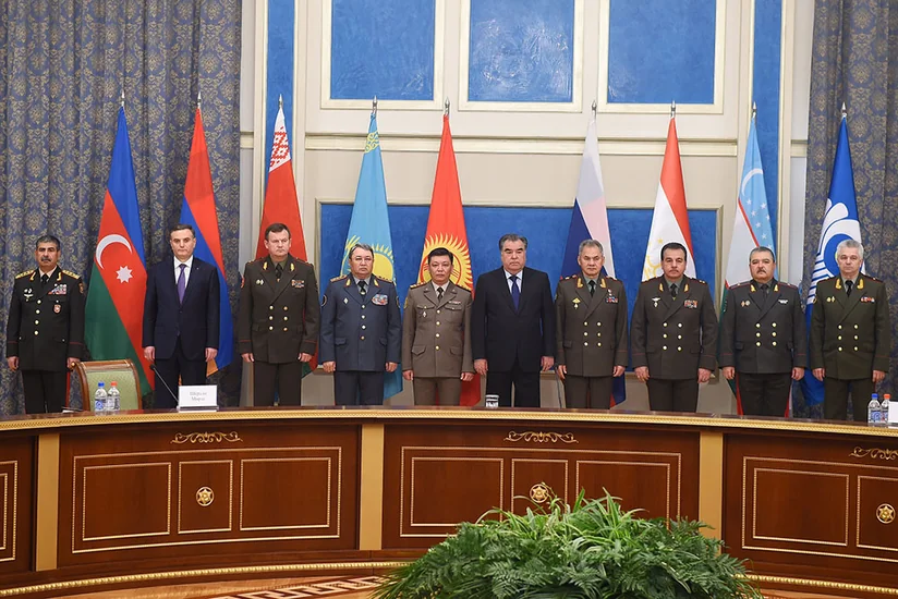 Президент Таджикистана встретился с министрами обороны стран СНГ в Душанбе