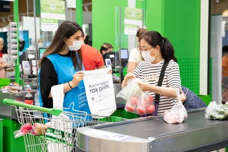 Plastiksiz iyul hərəkatı çərçivəsində alıcılara eko-çantalar paylanılıb