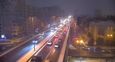 Bakıda qar yollarda tıxaca səbəb olub