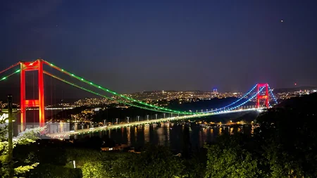 İstanbul körpüləri Azərbaycan bayrağının rəngləri ilə işıqlandırılıb