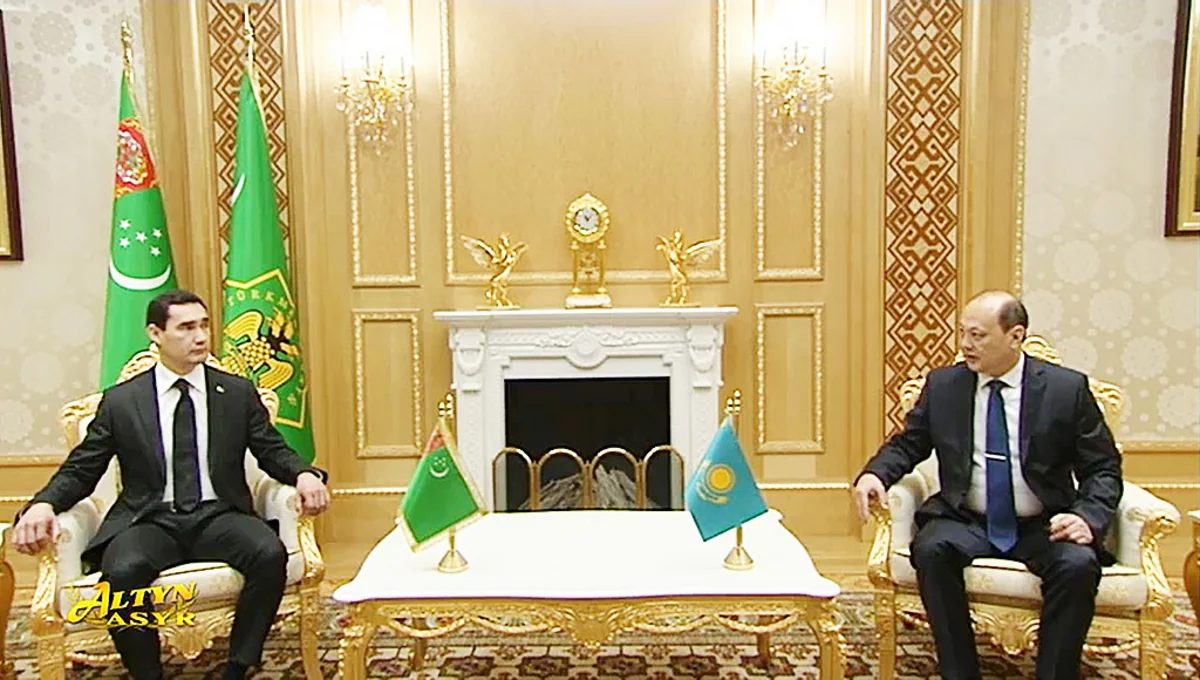 Новый посол Казахстана вручил президенту Туркменистана верительные грамоты