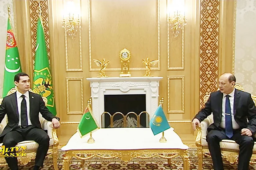 Новый посол Казахстана вручил президенту Туркменистана верительные грамоты