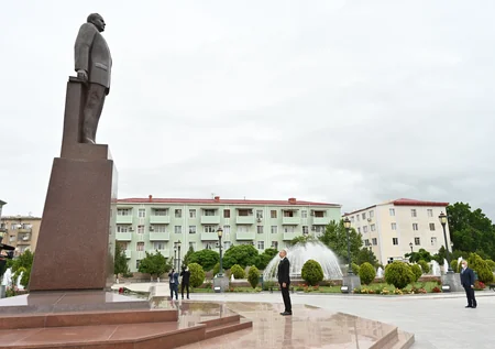 İlham Əliyev Naxçıvanda ulu öndər Heydər Əliyevin abidəsini ziyarət edib
