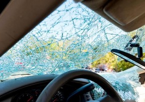 В Баку автомобиль врезался в фонарный столб, есть погибший