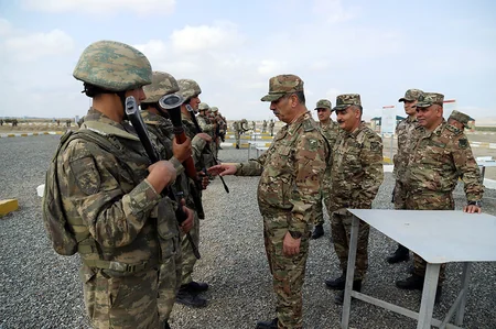 Defense Minister watches combat training classes