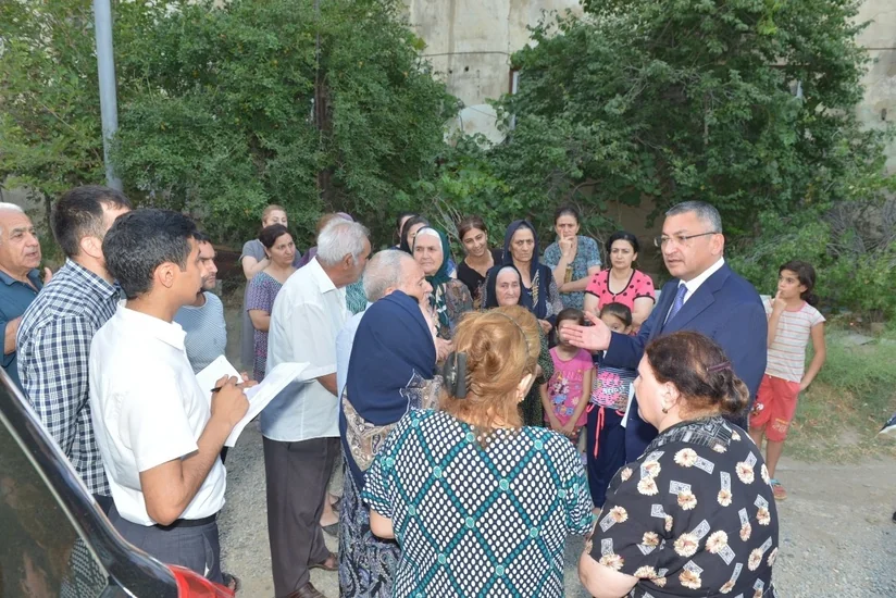 Rövşən Rzayev Qaradağda məcburi köçkünlərlə görüşüb