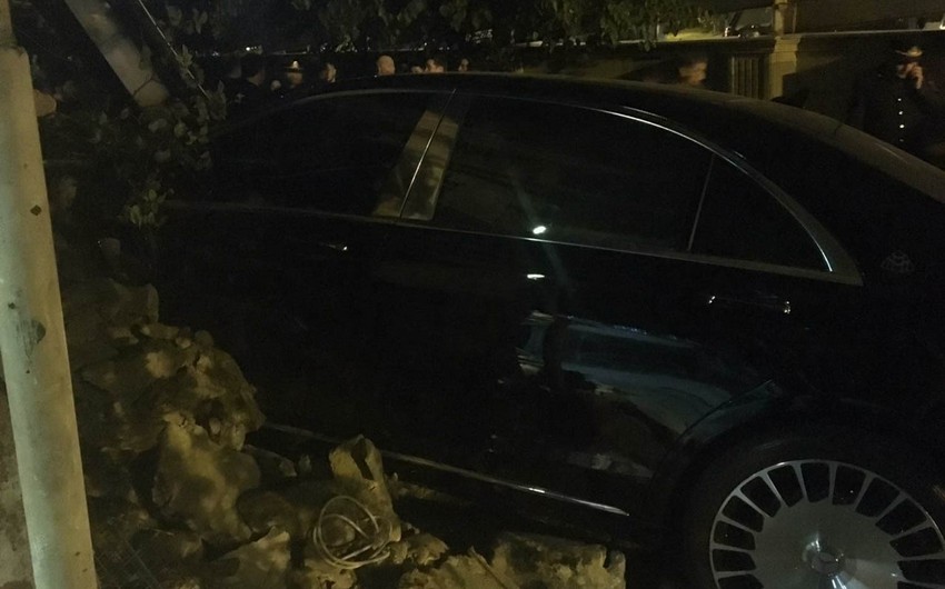 Bakıda Mercedes Opelə, sonra evə çırpılıb, xəsarət alanlar var - FOTO