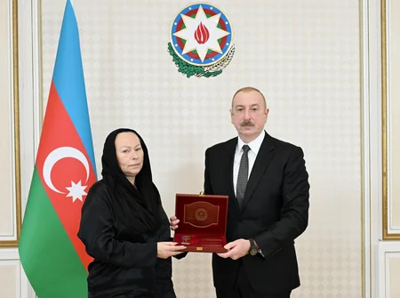 İlham Əliyev təyyarə qəzasında həlak olan ekipaj heyətinin ailə üzvləri və sağ qalan bələdçilərlə görüşüb - YENİLƏNİB